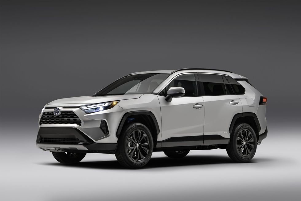 2022-toyota-rav4-se-hybrid-001-scaled-1636723549